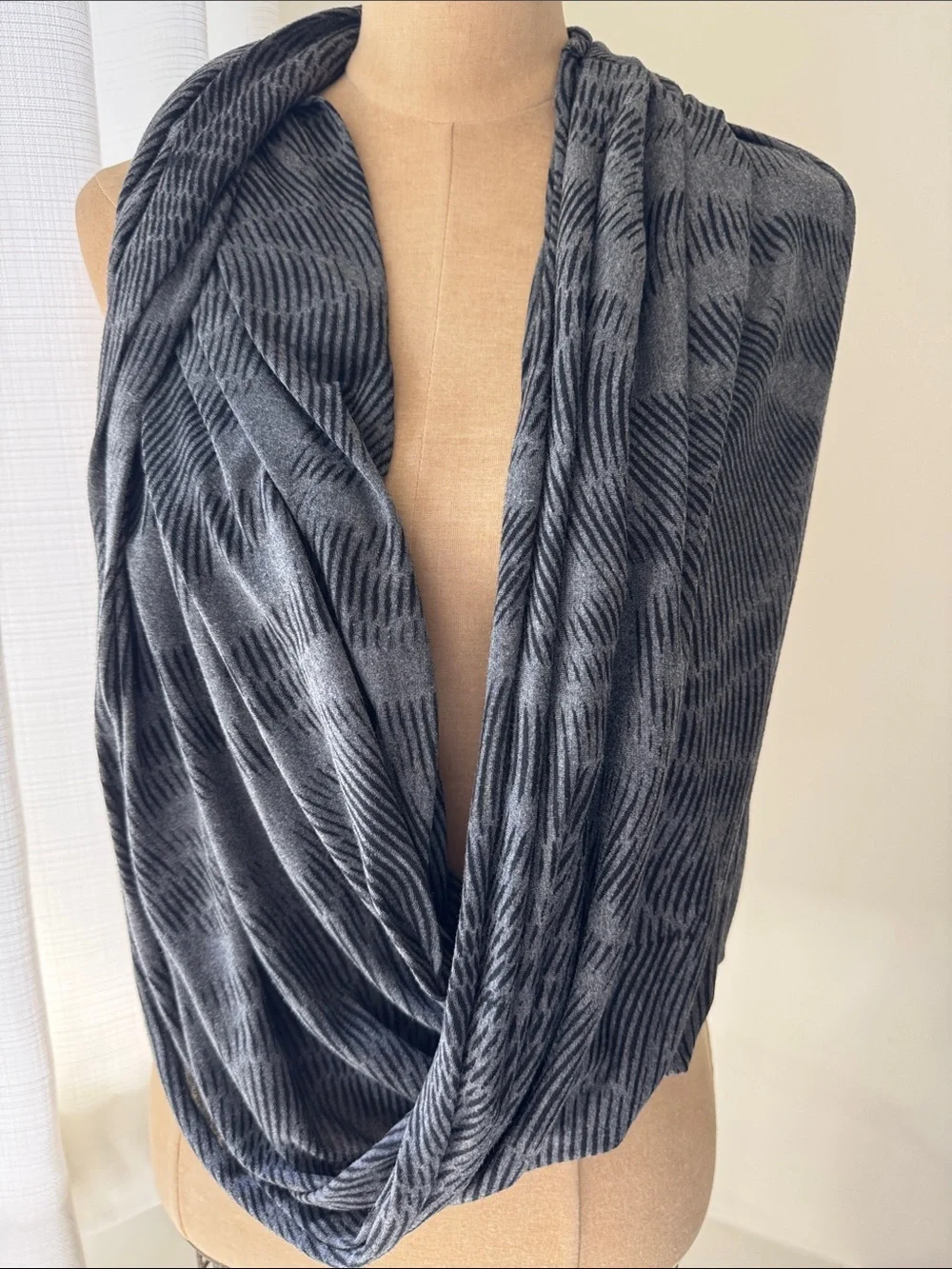 Nike dri-fit gray/black patterned infinity scarf. OS.